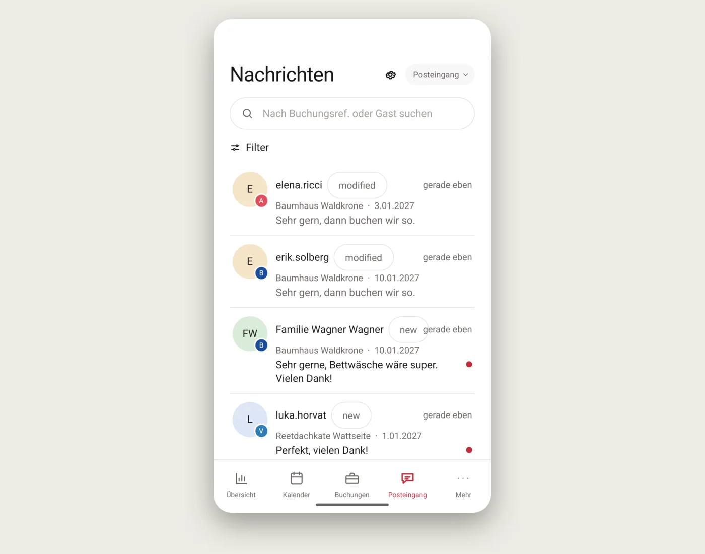 Gemeinsamer Posteingang der myNextDays-App Posteingang der myNextDays-App: Gästenachrichten aus Airbnb, Booking.com und Vrbo mit Kanal-Badge und Ungelesen-Punkt