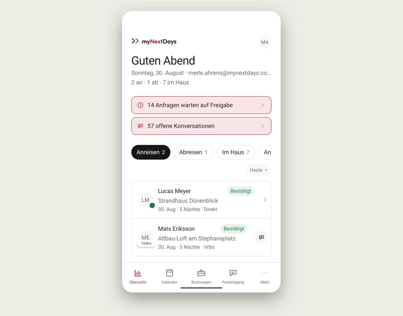 Übersicht der myNextDays-App mit Anreisen, Abreisen und Handlungsbedarf myNextDays-App: Übersicht mit heutigen Anreisen, Abreisen, Gästen im Haus und offenen Anfragen auf dem Smartphone