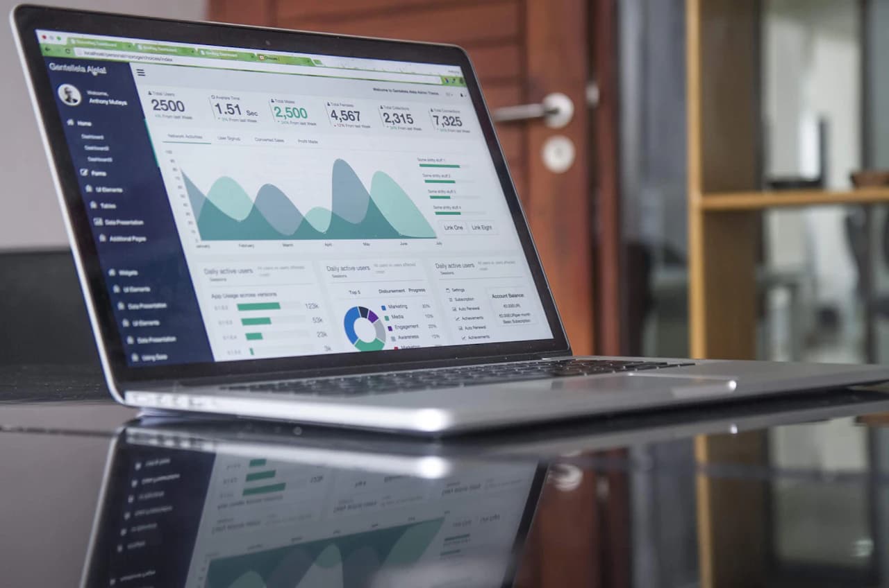 SEO Analytics Dashboard mit Ranking-Daten und Traffic-Metriken