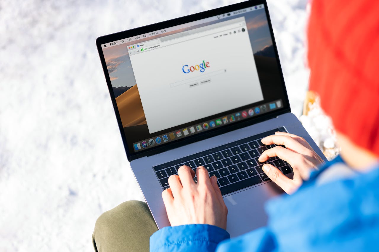 Google Ads Kampagnen-Analyse – Person analysiert Klickpreise und Conversion-Daten am Laptop