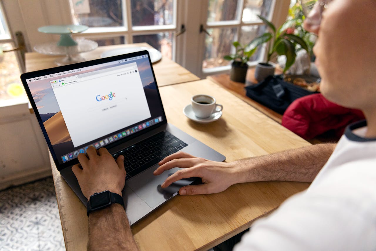 Google Ads Keyword-Recherche – Nutzer sucht auf Google nach relevanten Suchbegriffen für seine Werbekampagne